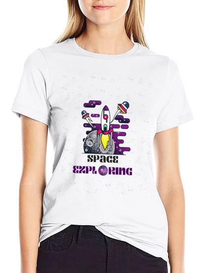 Camiseta negra con diseño espacial moderno