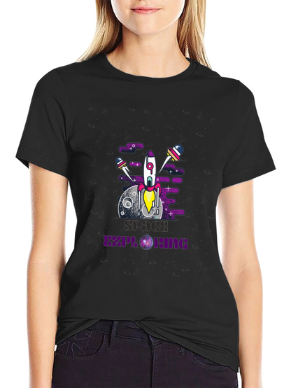 Camiseta negra con diseño espacial moderno