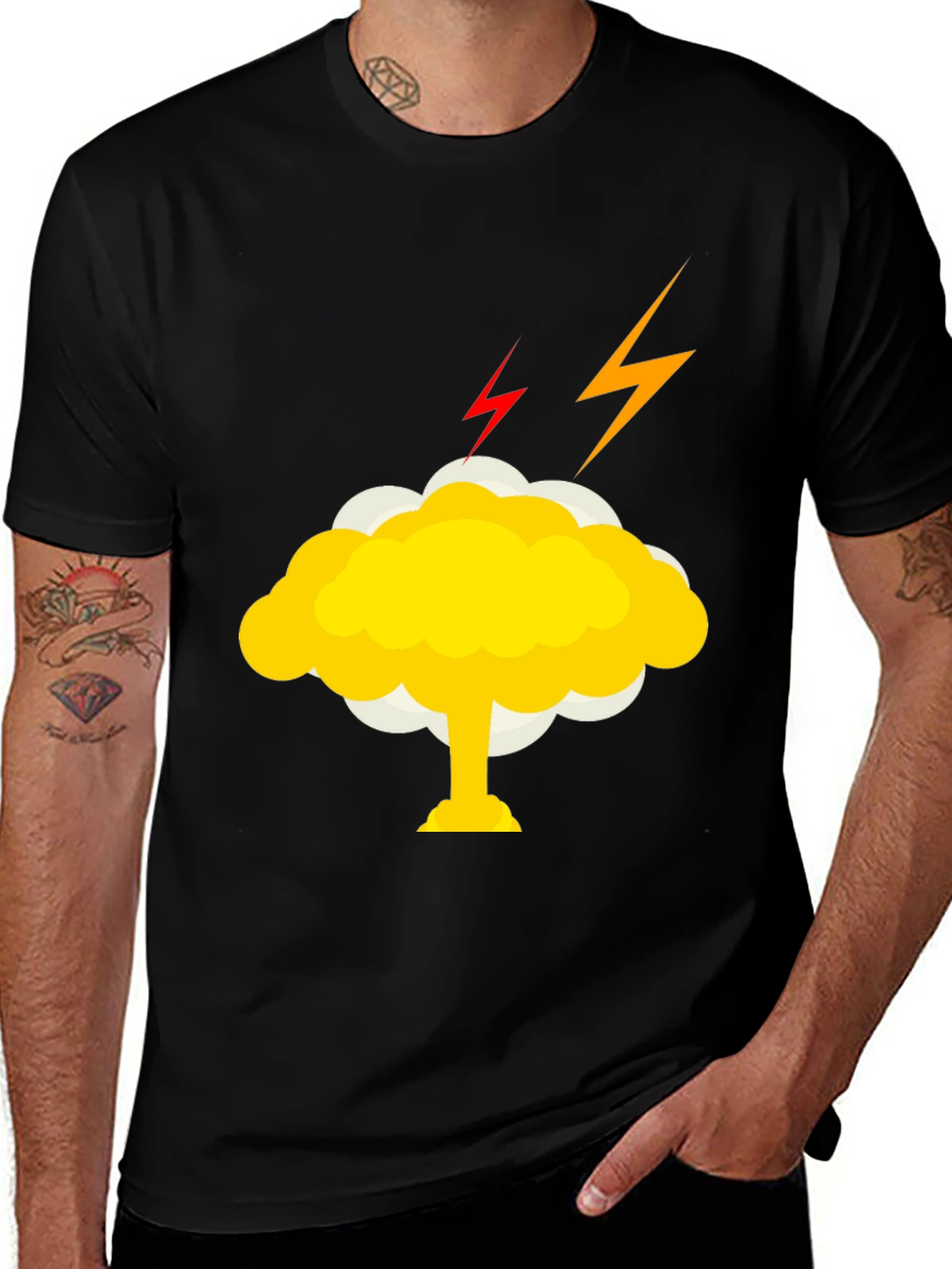 Camiseta Negra Estampada: Hongo Atómico con Rayos