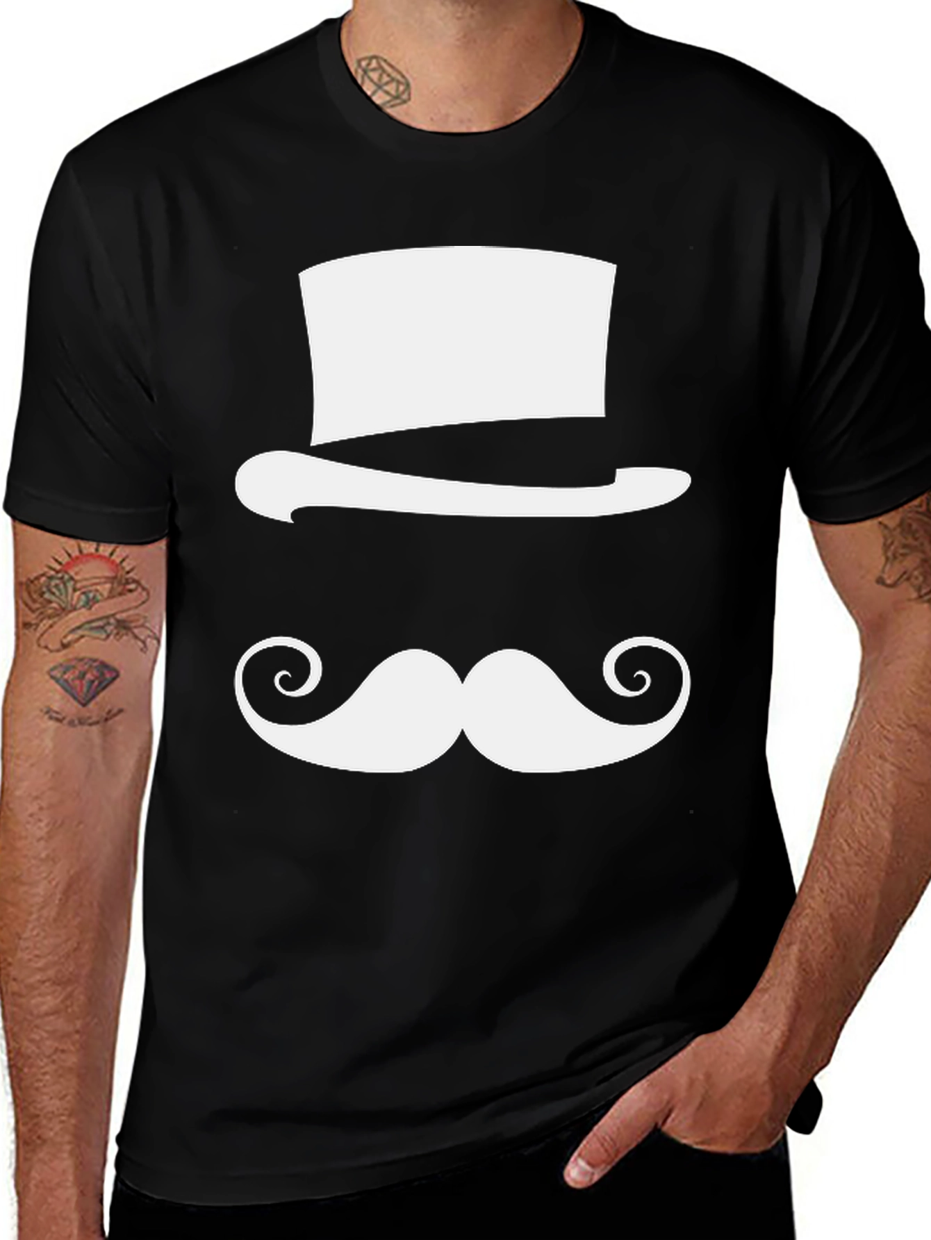 Camiseta Negra con Diseño de Sombrero y Bigote