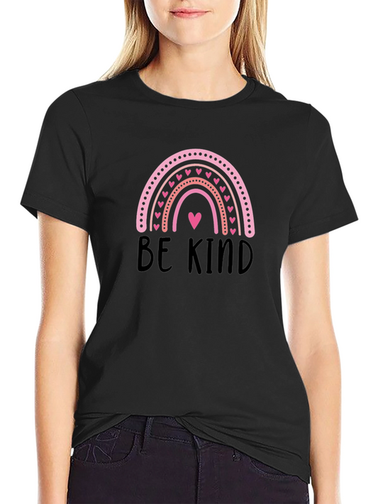 Camiseta Negra Be Kind con Arcoíris de Corazones