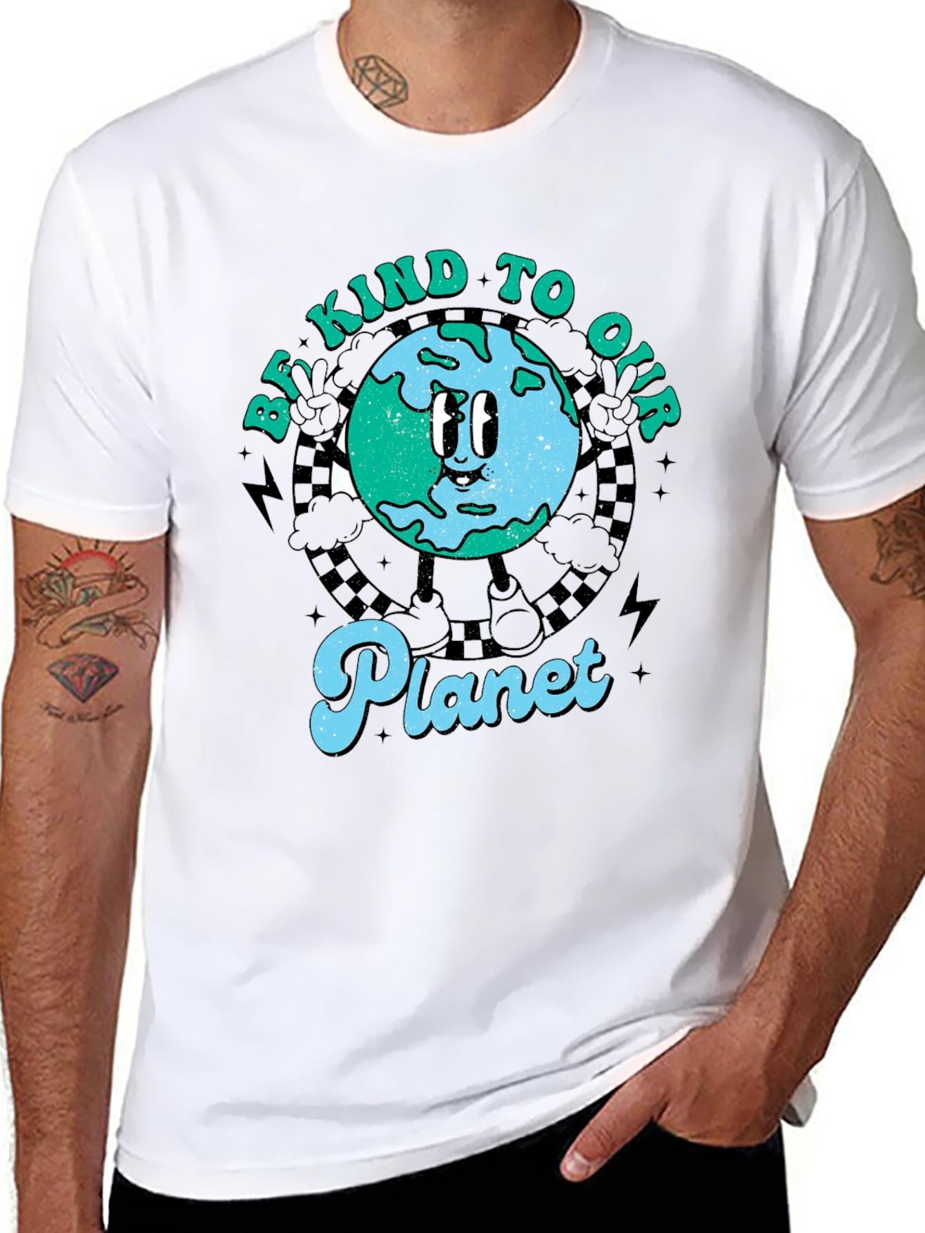 Camiseta Negra con Diseño de Planeta Sonriente