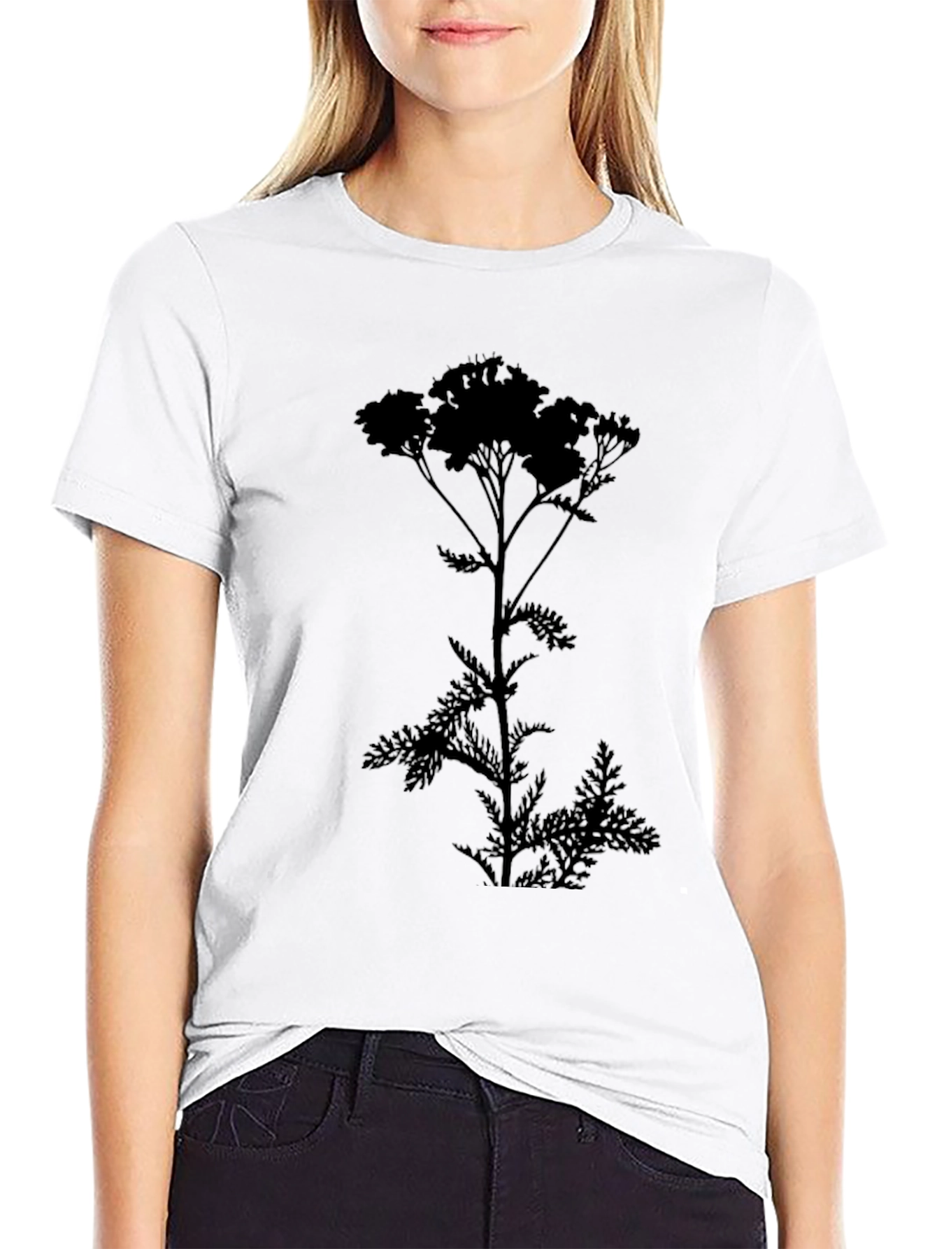 Camiseta Negra con Silueta de Planta Floral