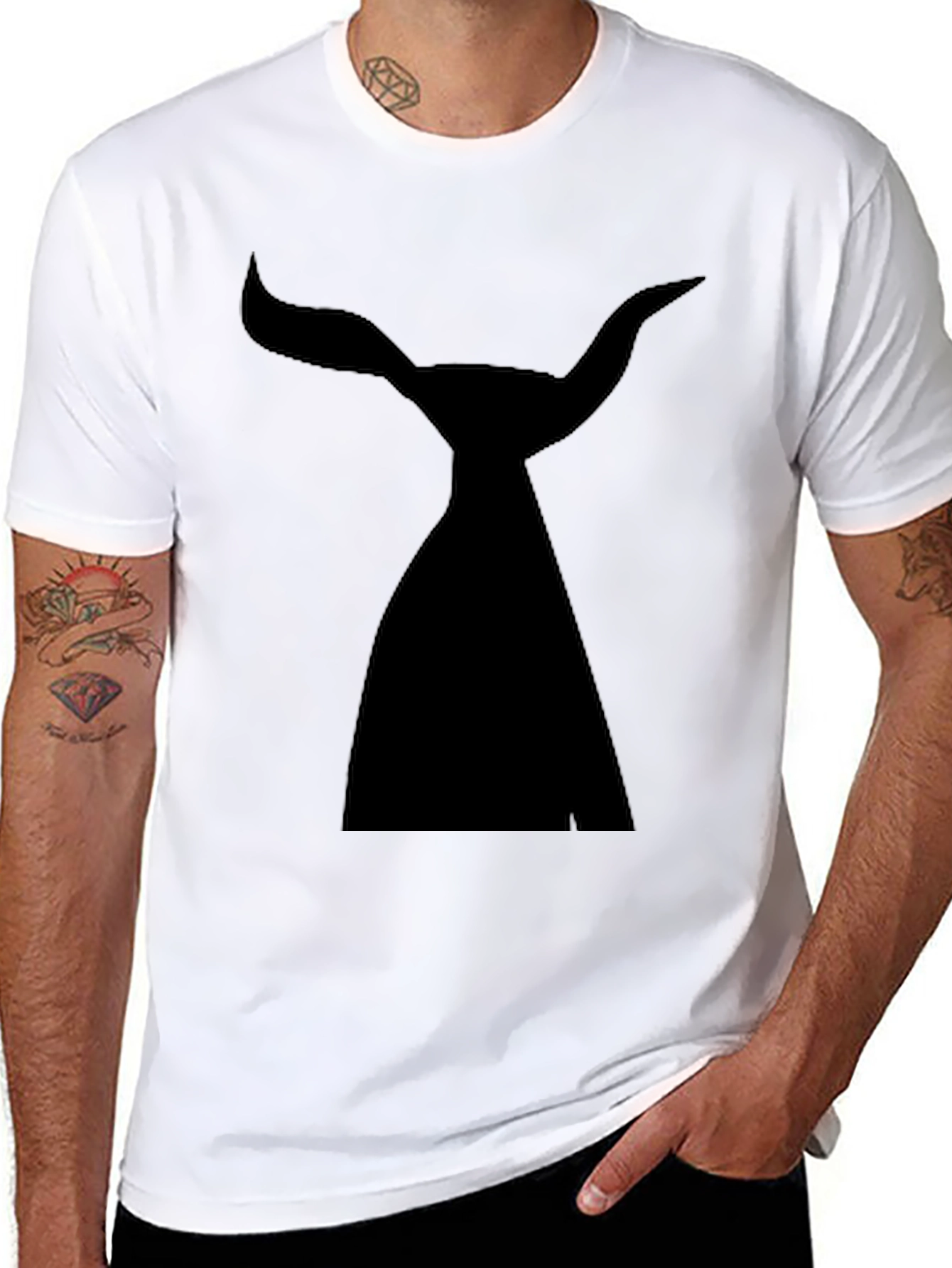 Camiseta Negra con Diseño de Cuernos