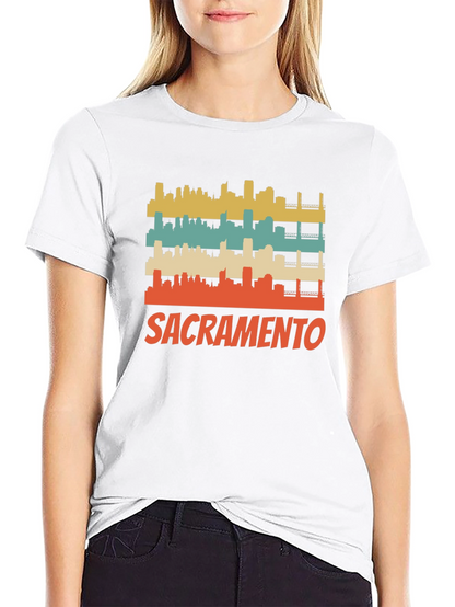 Camiseta Negra con Diseño Retro de Sacramento