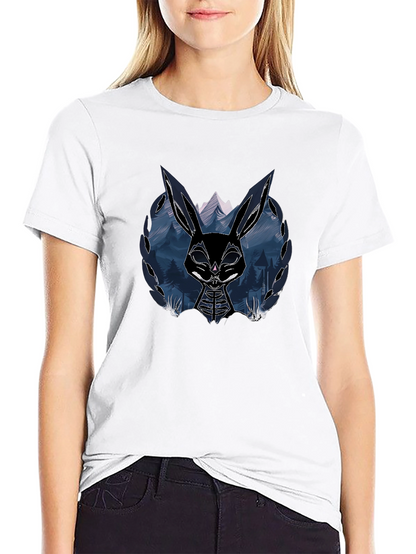Camiseta Negra con Diseño de Conejo Oscuro