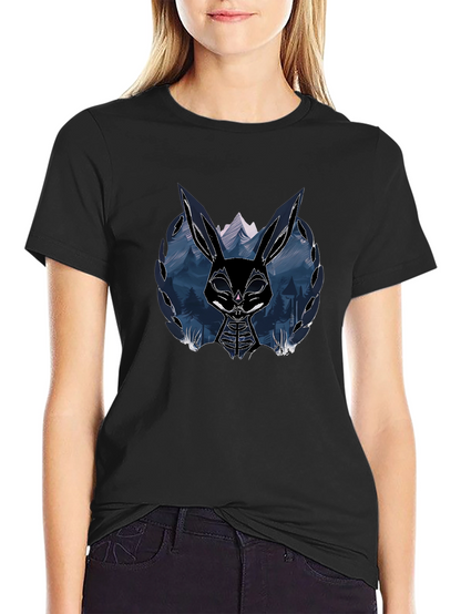 Camiseta Negra con Diseño de Conejo Oscuro