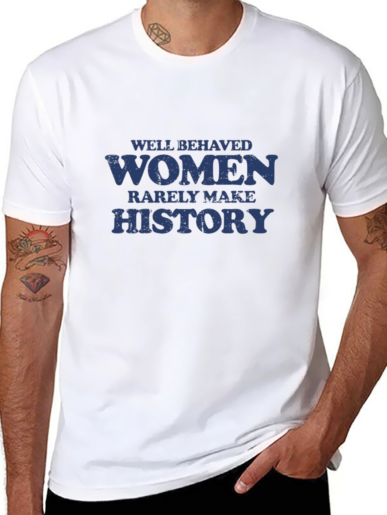 Camiseta Negra con Frase Well Behaved Women History