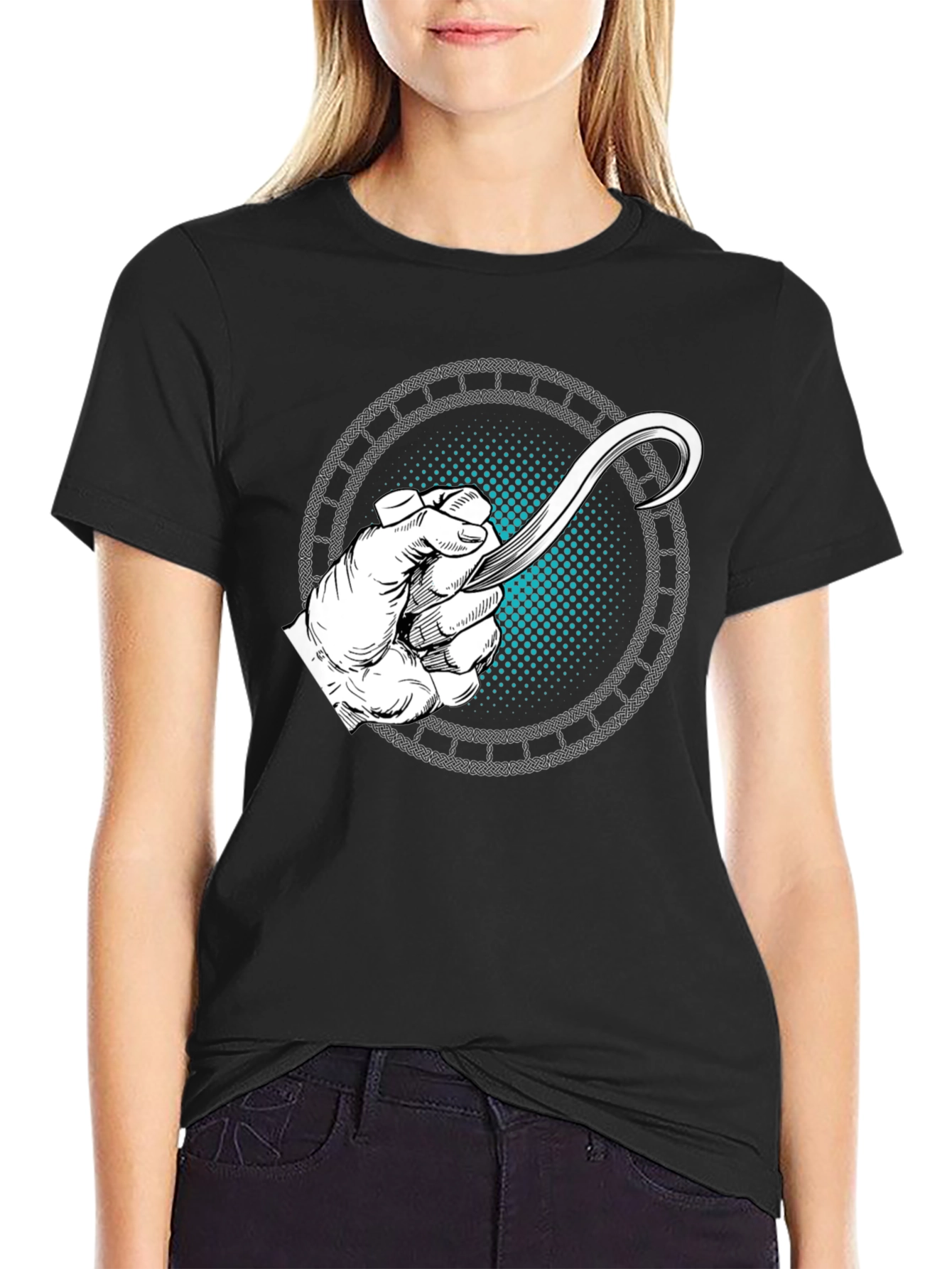 Camiseta Negra con Diseño de Mano y Hoja Curva