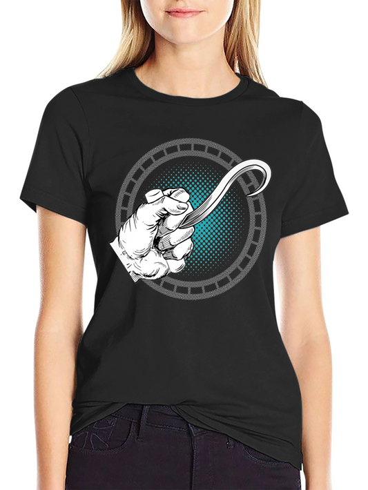 Camiseta Negra con Diseño de Mano y Hoja Curva