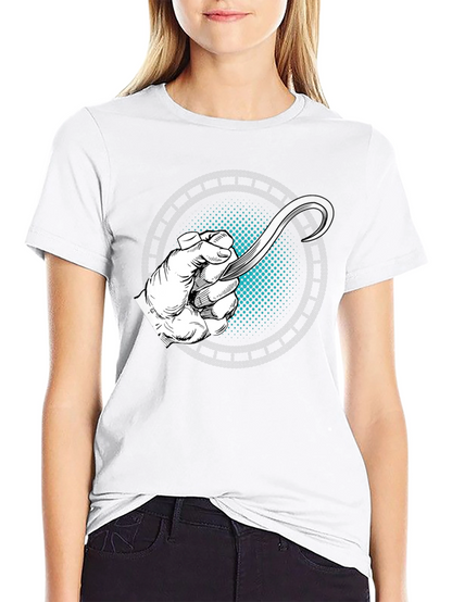 Camiseta Negra con Diseño de Mano y Hoja Curva