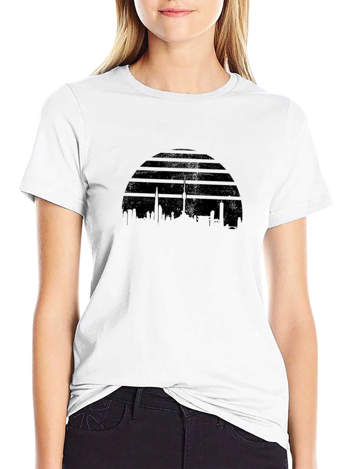 Camiseta Negra con Diseño de Horizonte Urbano Retro