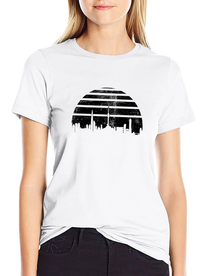 Camiseta Negra con Diseño de Horizonte Urbano Retro
