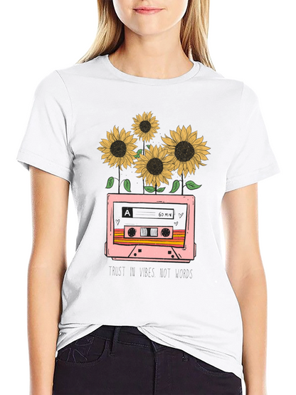 Camiseta Negra con Diseño Retro de Cassette y Girasoles