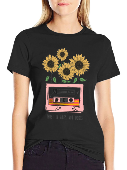 Camiseta Negra con Diseño Retro de Cassette y Girasoles