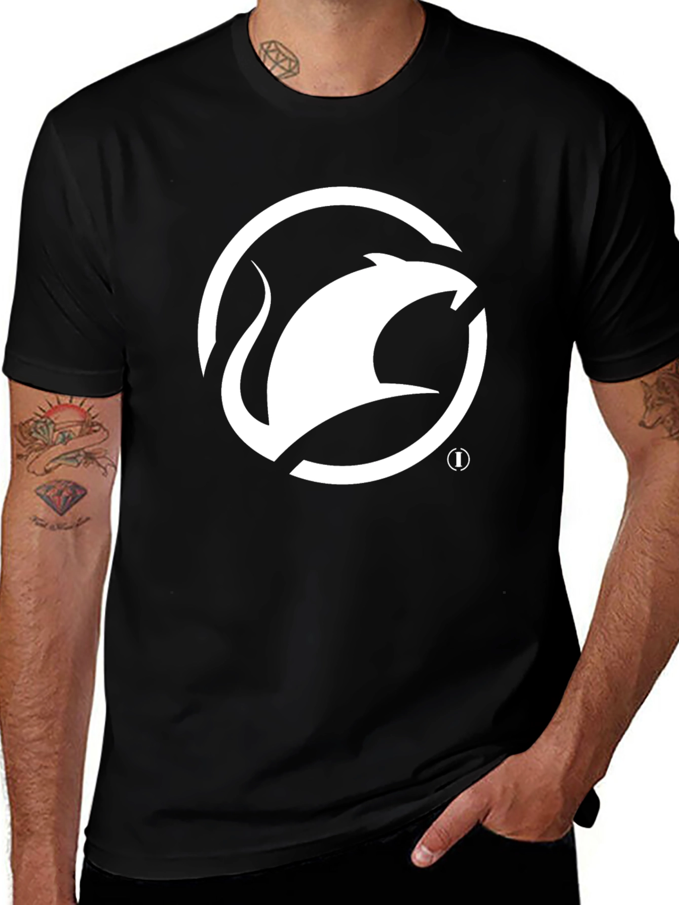 Camiseta Negra con Logo de Ratón Blanco Estilizado