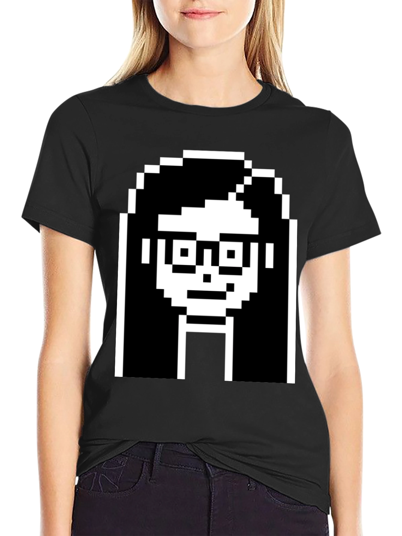 Camiseta Negra con Diseño Pixelado de Cara