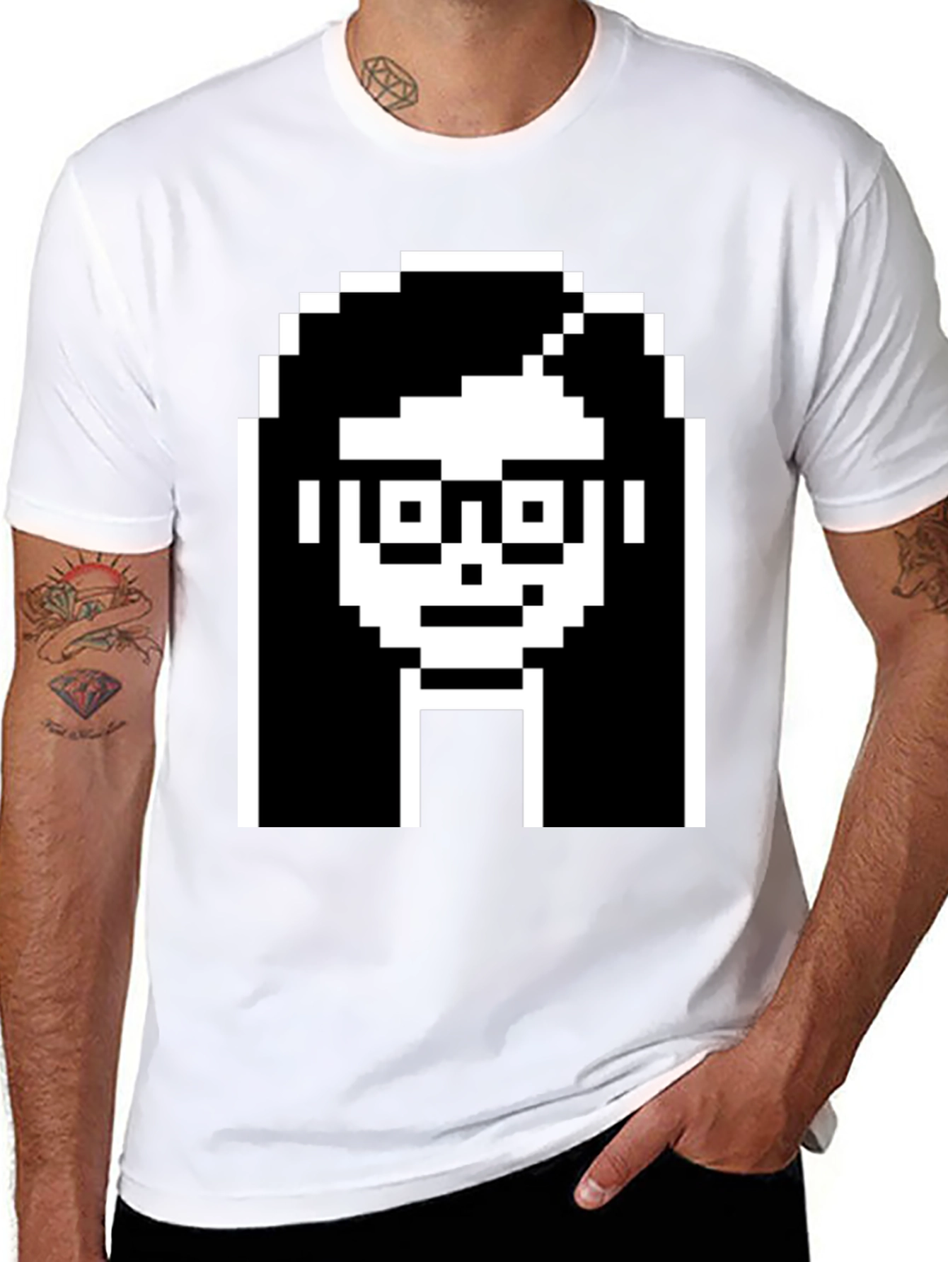 Camiseta Negra con Diseño Pixelado de Cara