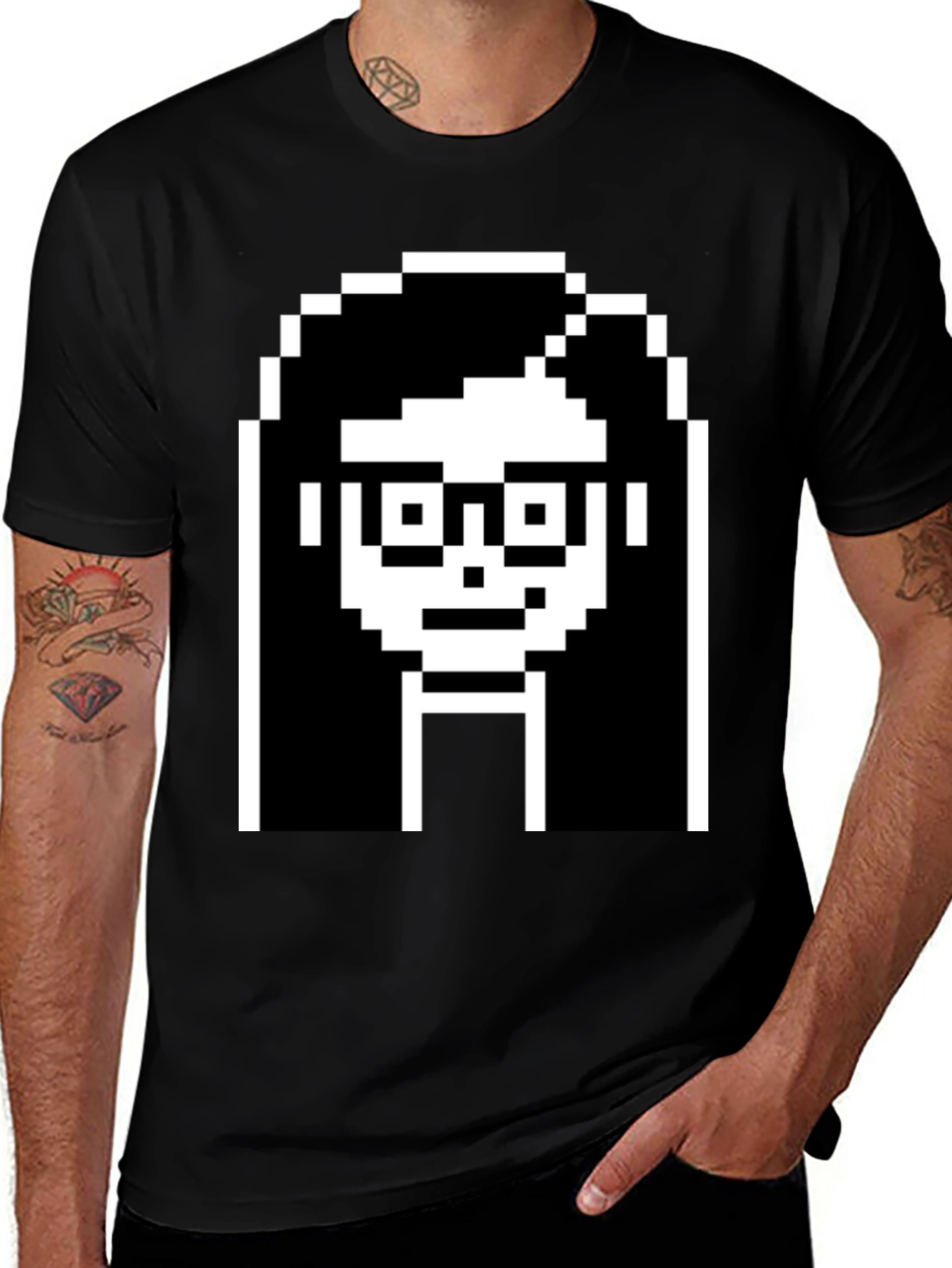 Camiseta Negra con Diseño Pixelado de Cara