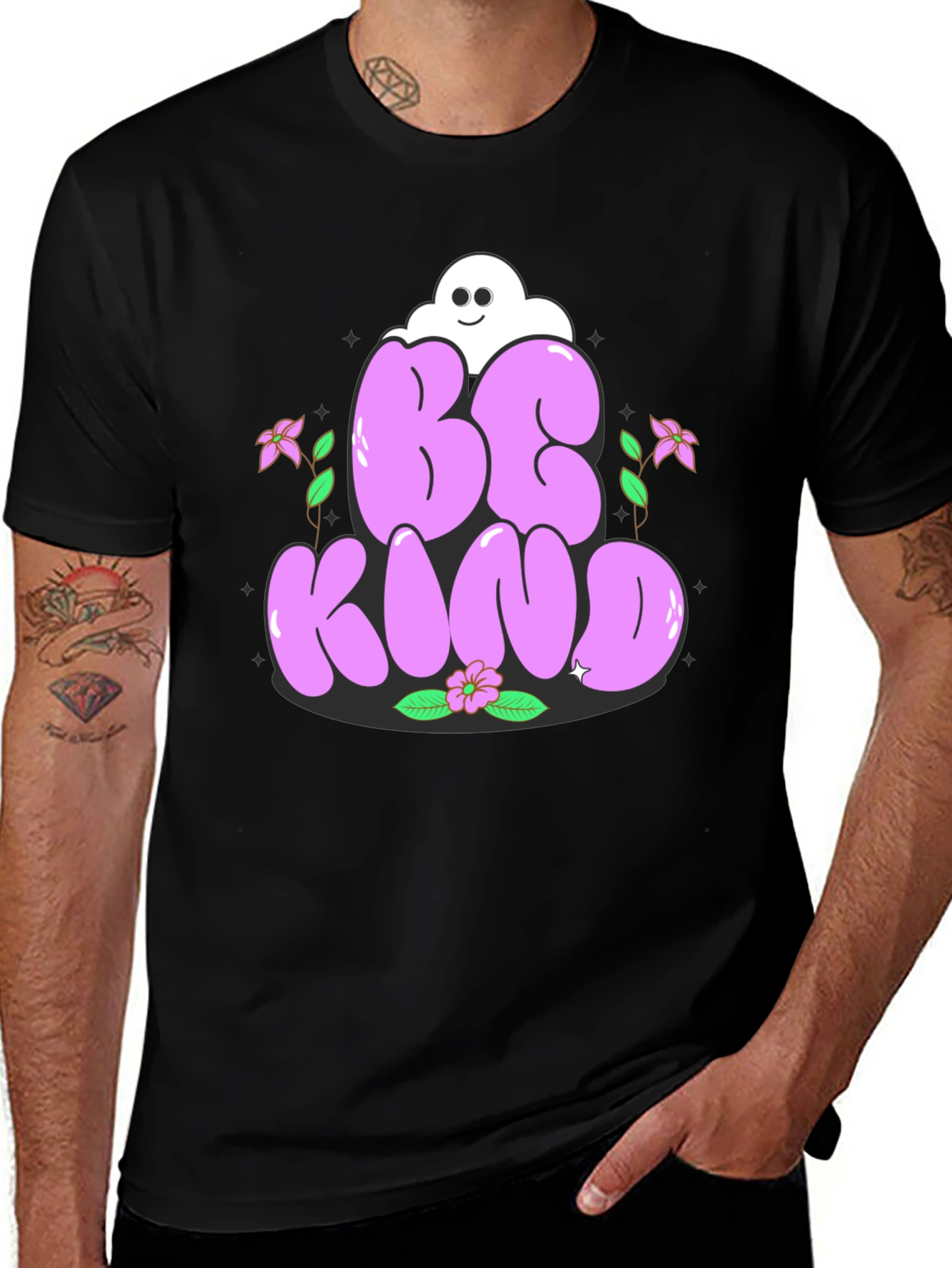 Camiseta Negra Be Kind con Diseño Floral