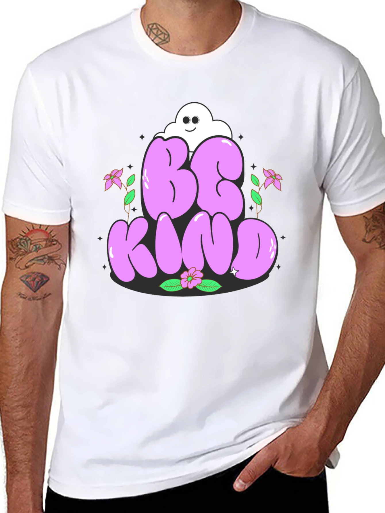 Camiseta Negra Be Kind con Diseño Floral
