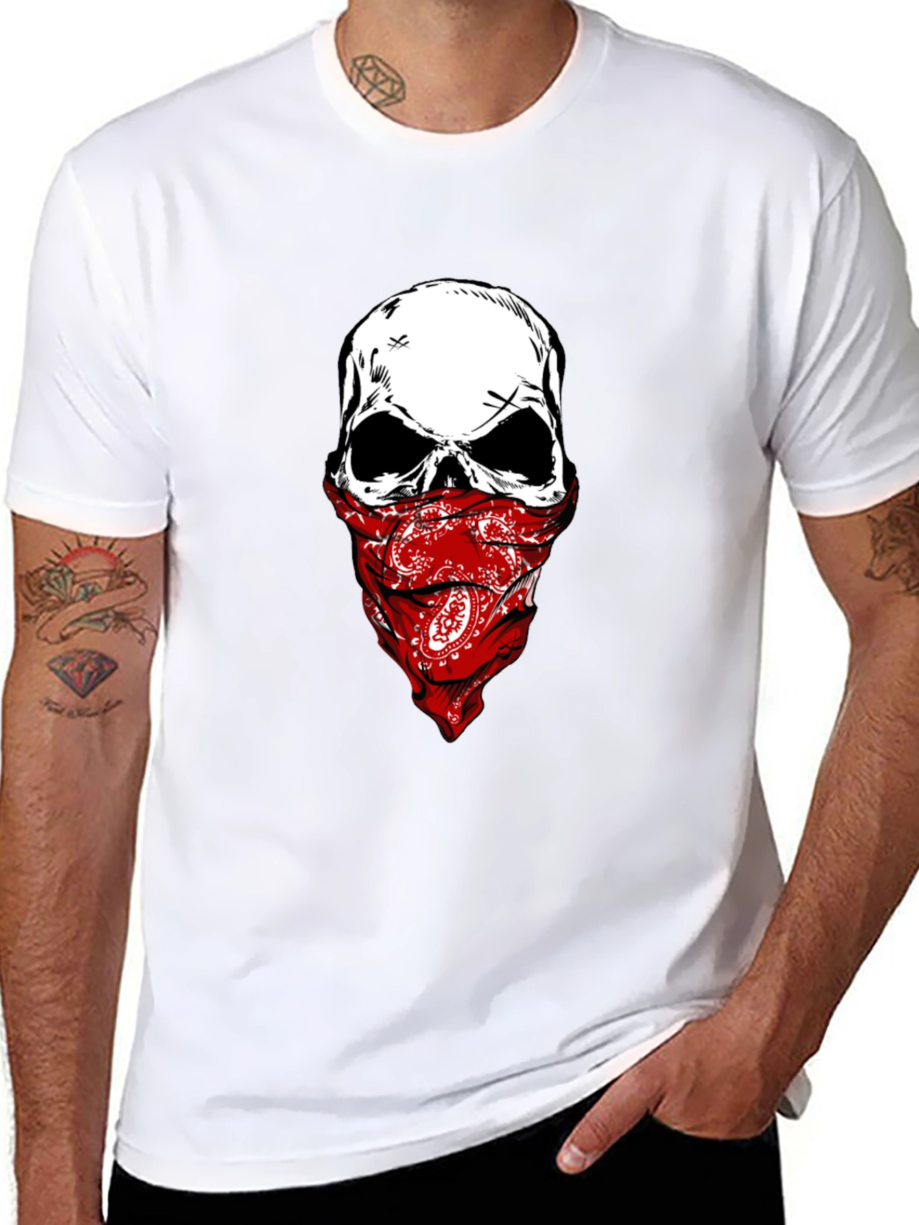 Camiseta Negra con Calavera y Pañuelo Rojo