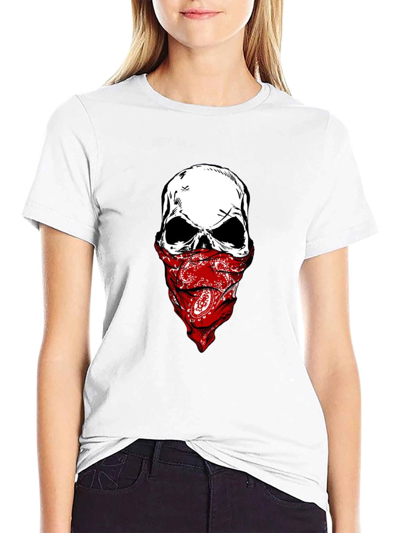 Camiseta Negra con Calavera y Pañuelo Rojo