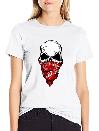 Camiseta Negra con Calavera y Pañuelo Rojo