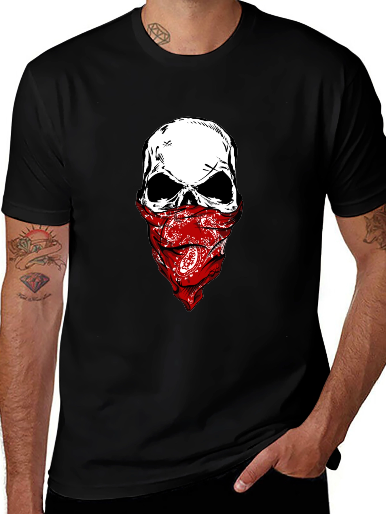 Camiseta Negra con Calavera y Pañuelo Rojo