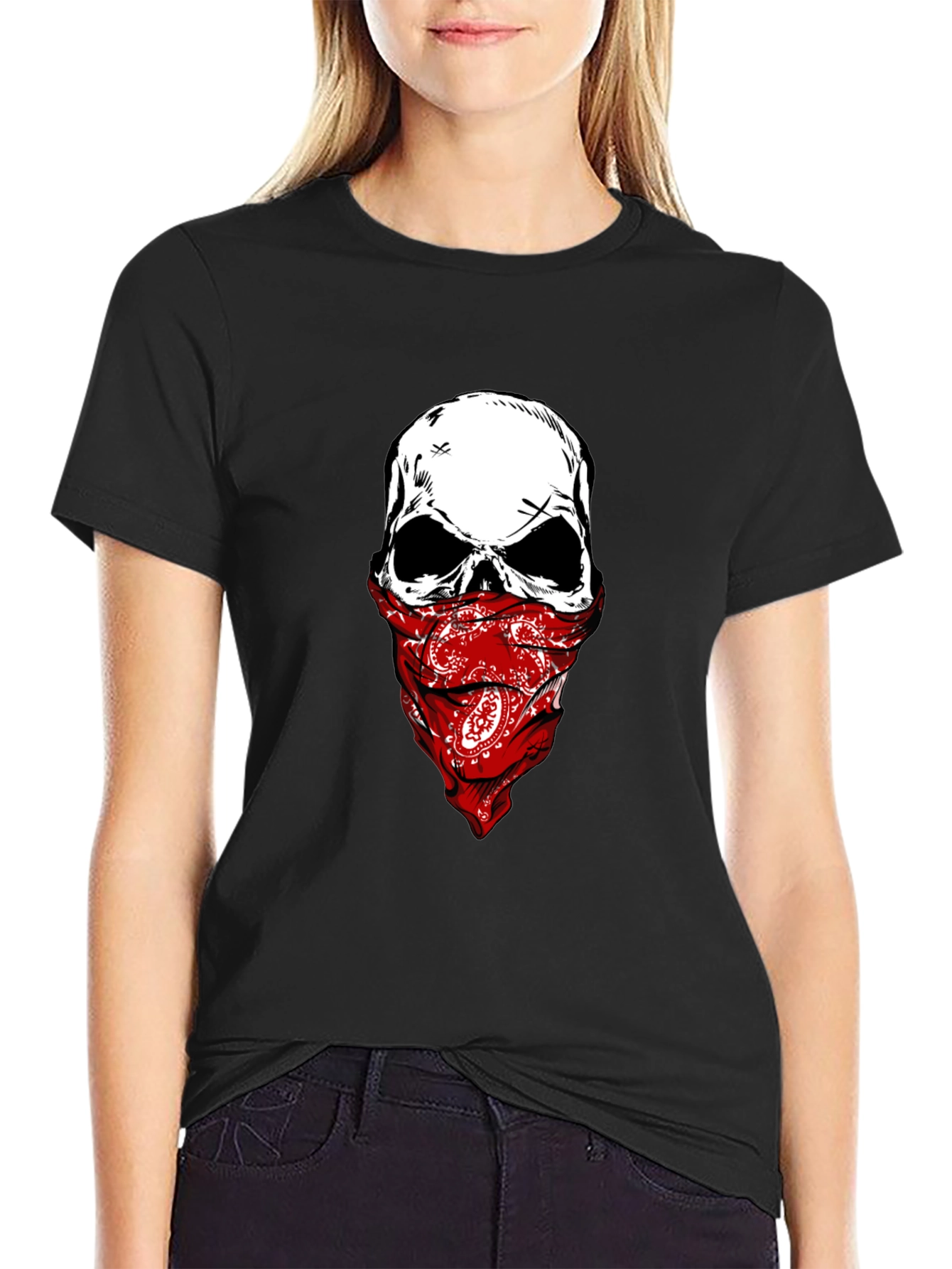 Camiseta Negra con Calavera y Pañuelo Rojo