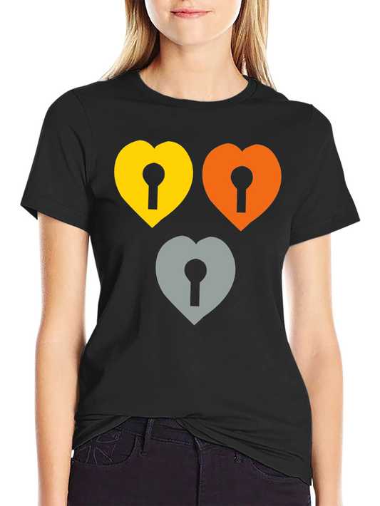 Camiseta Negra con Diseño de Corazones con Cerradura