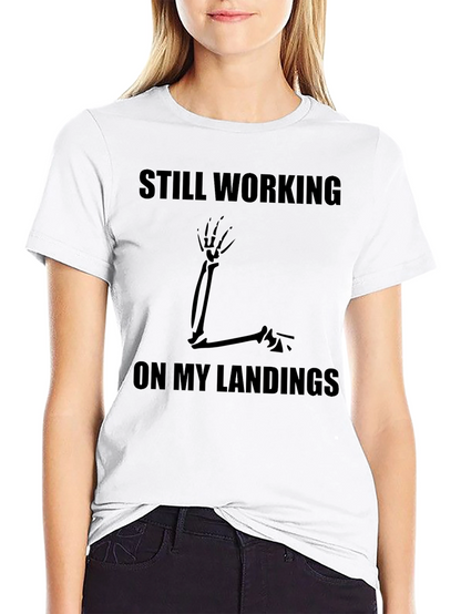 Camiseta Negra Humor Huesos: Aterrizajes Pendientes