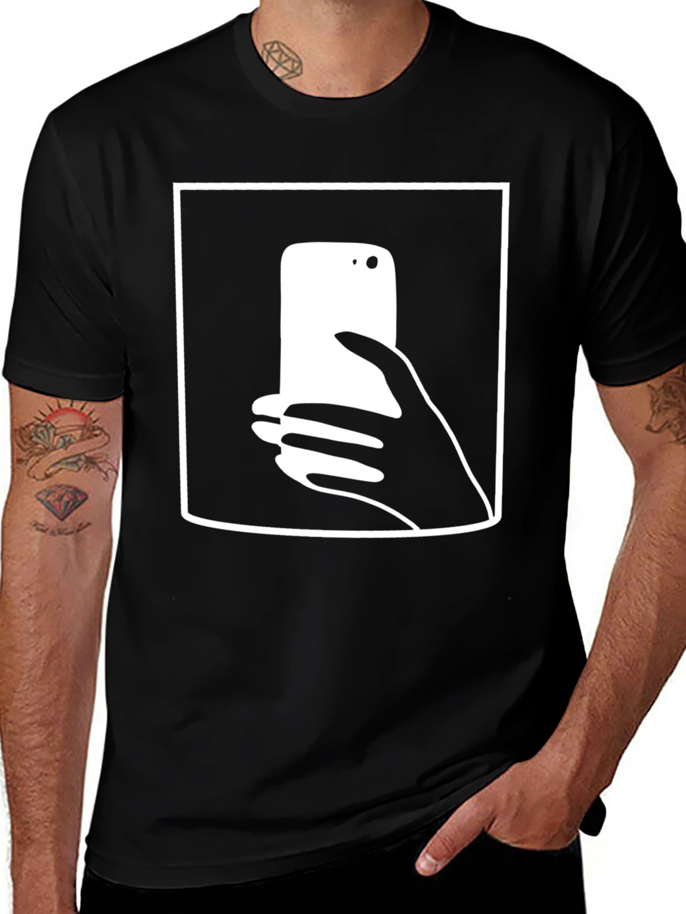 Camiseta Negra con Diseño de Smartphone y Mano