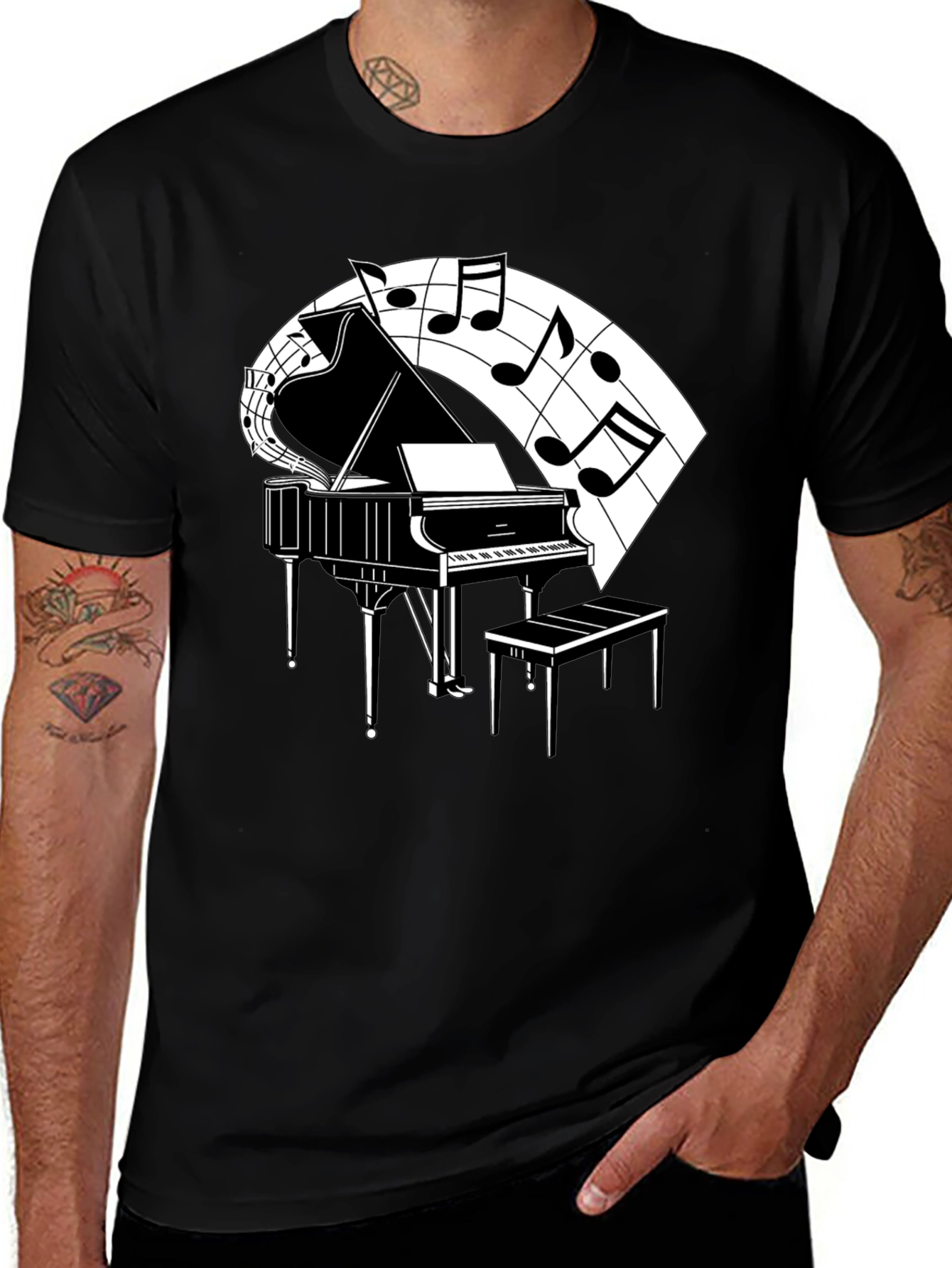 Camiseta Negra con Diseño de Piano y Notas Musicales