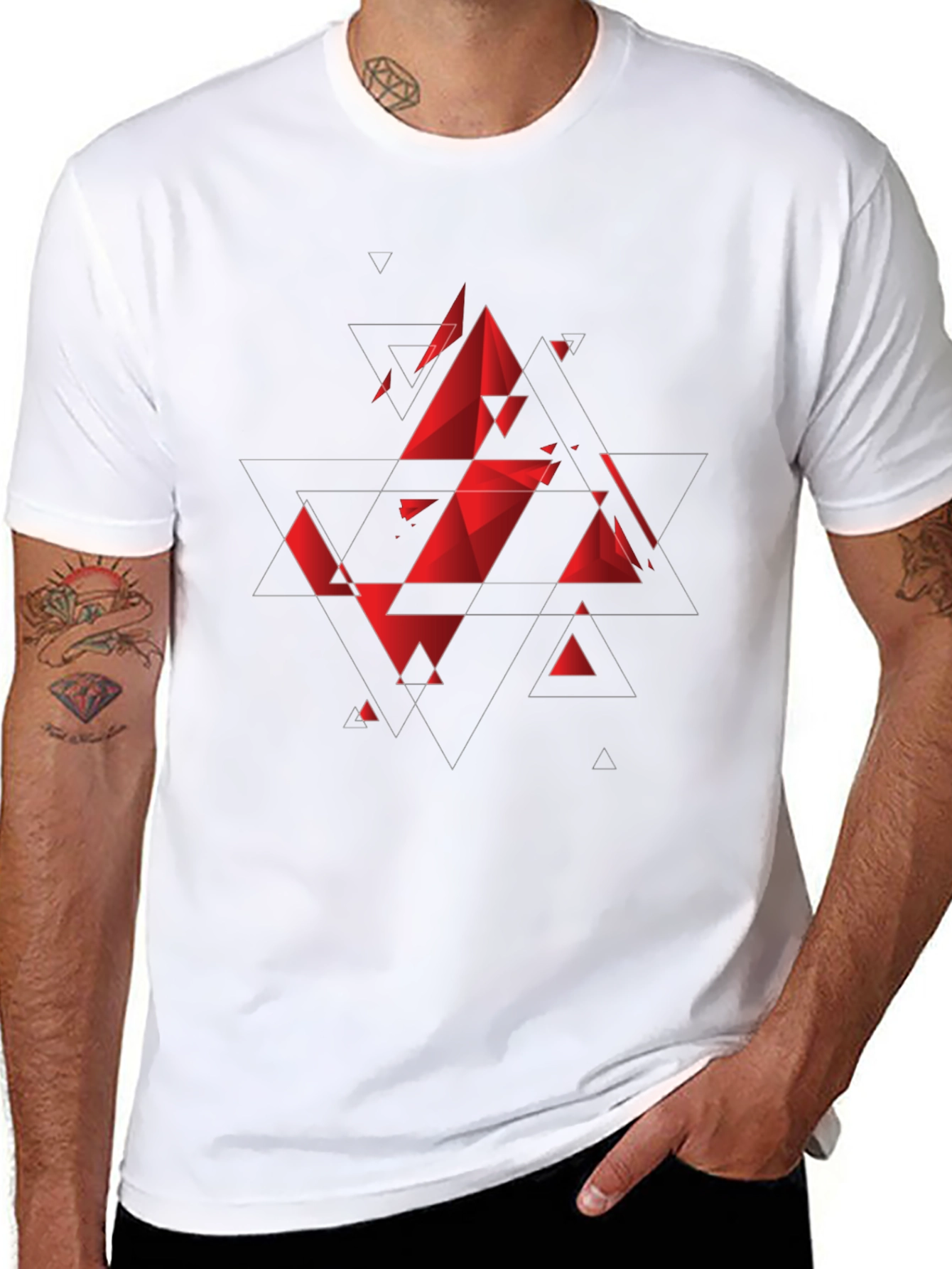 Camiseta Negra con Diseño Geométrico Rojo