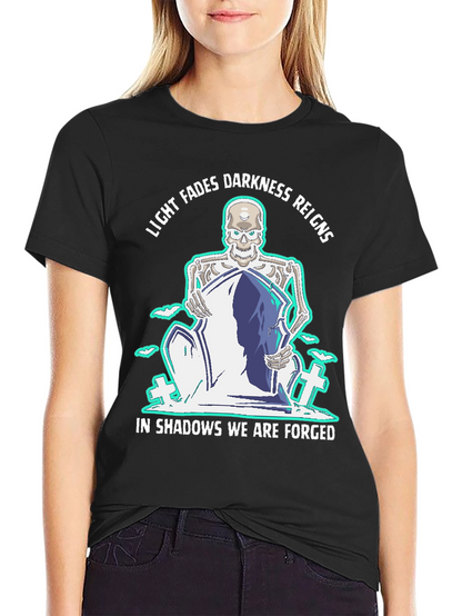 Camiseta Negra con Diseño Gótico de Esqueleto y Lema