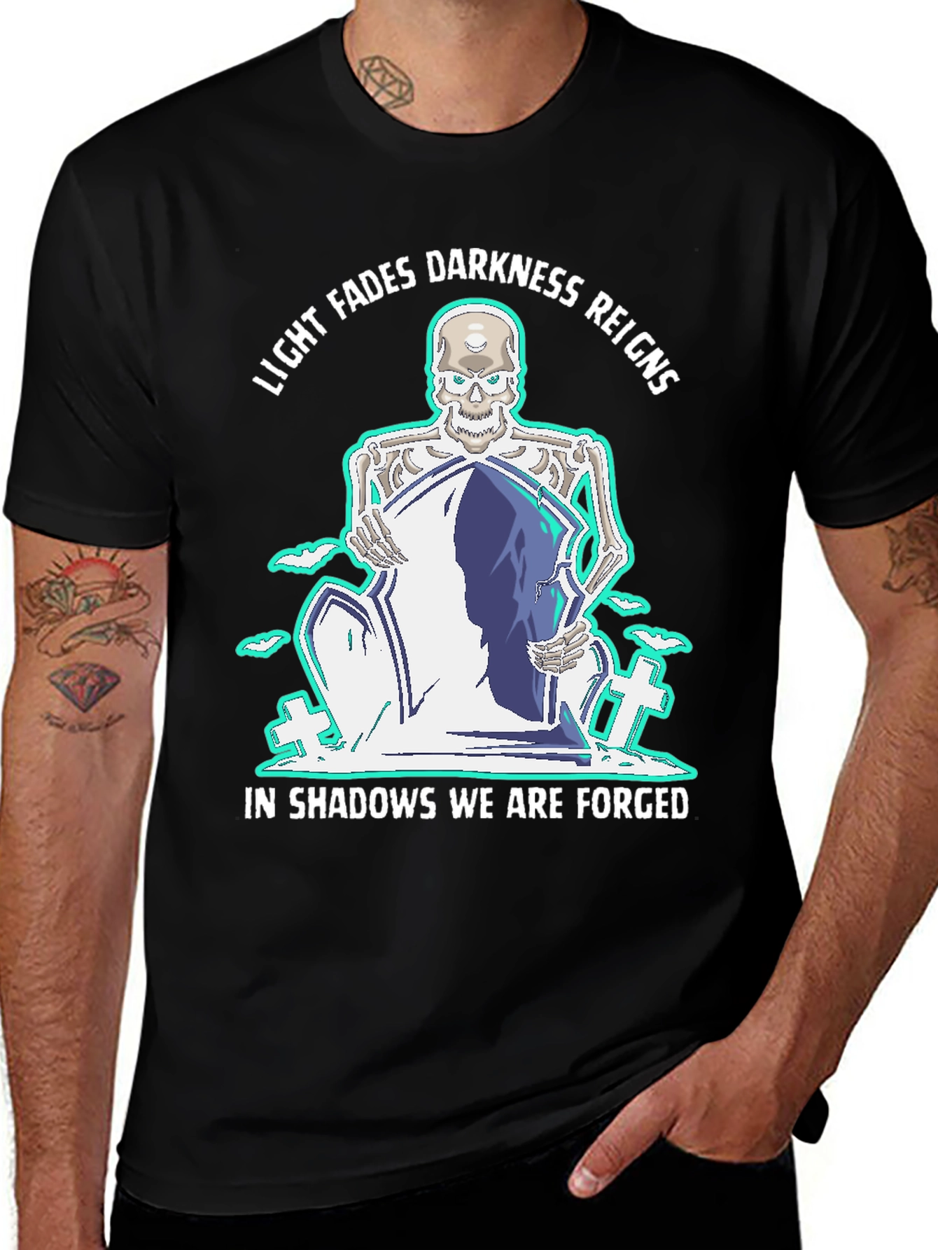 Camiseta Negra con Diseño Gótico de Esqueleto y Lema