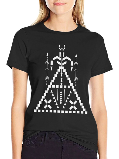 Camiseta Negra con Diseño Tribal Geométrico Blanco