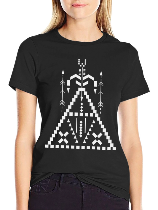 Camiseta Negra con Diseño Tribal Geométrico Blanco