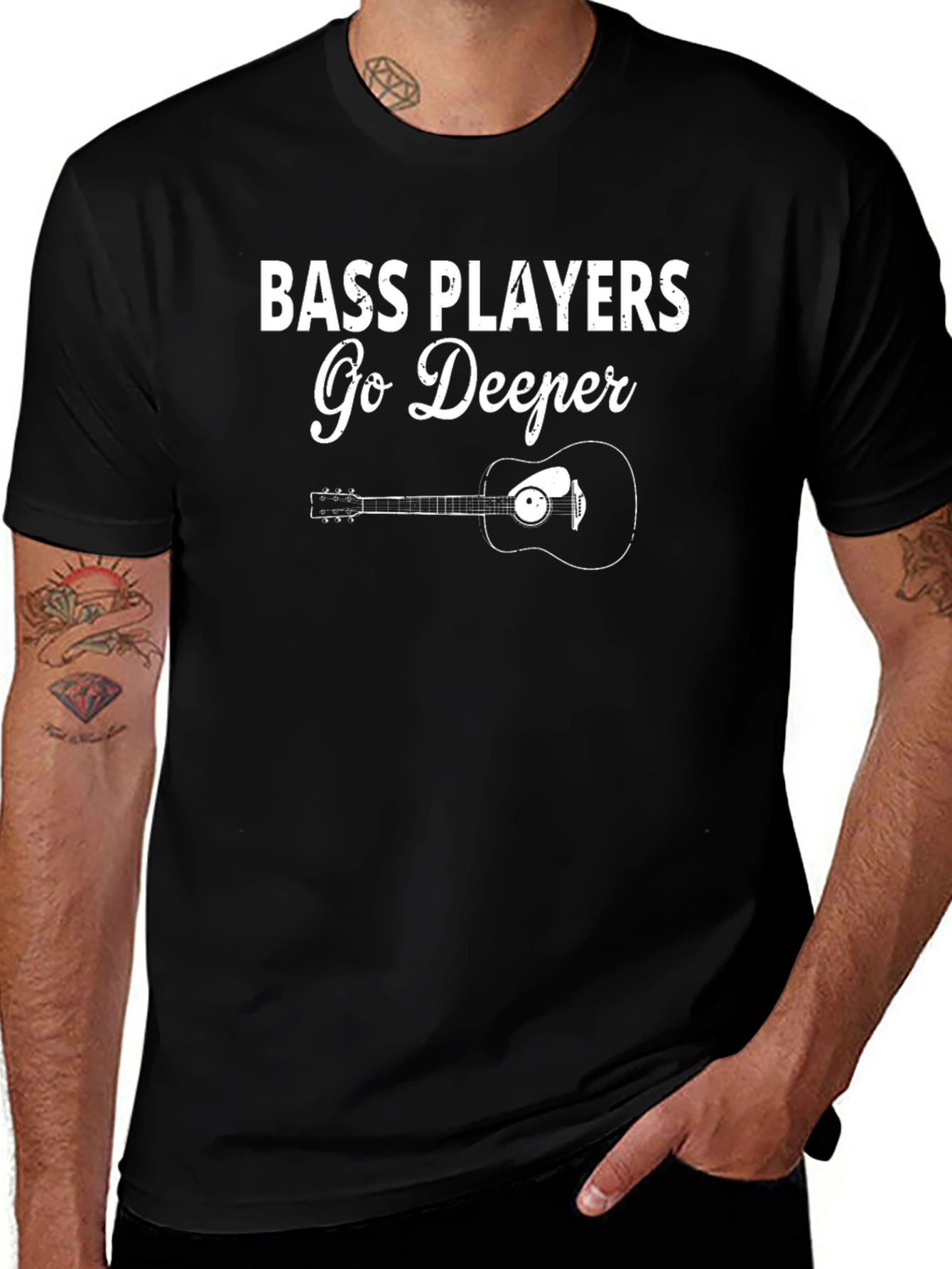 Camiseta Negra: Bajistas Profundos con Guitarra