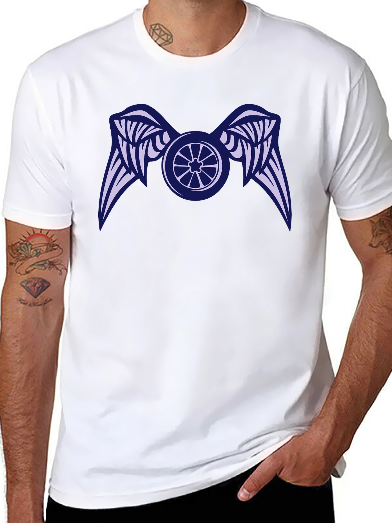 Camiseta Negra con Diseño de Rueda Alada