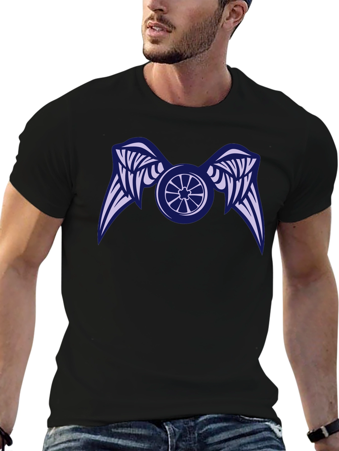 Camiseta Negra con Diseño de Rueda Alada