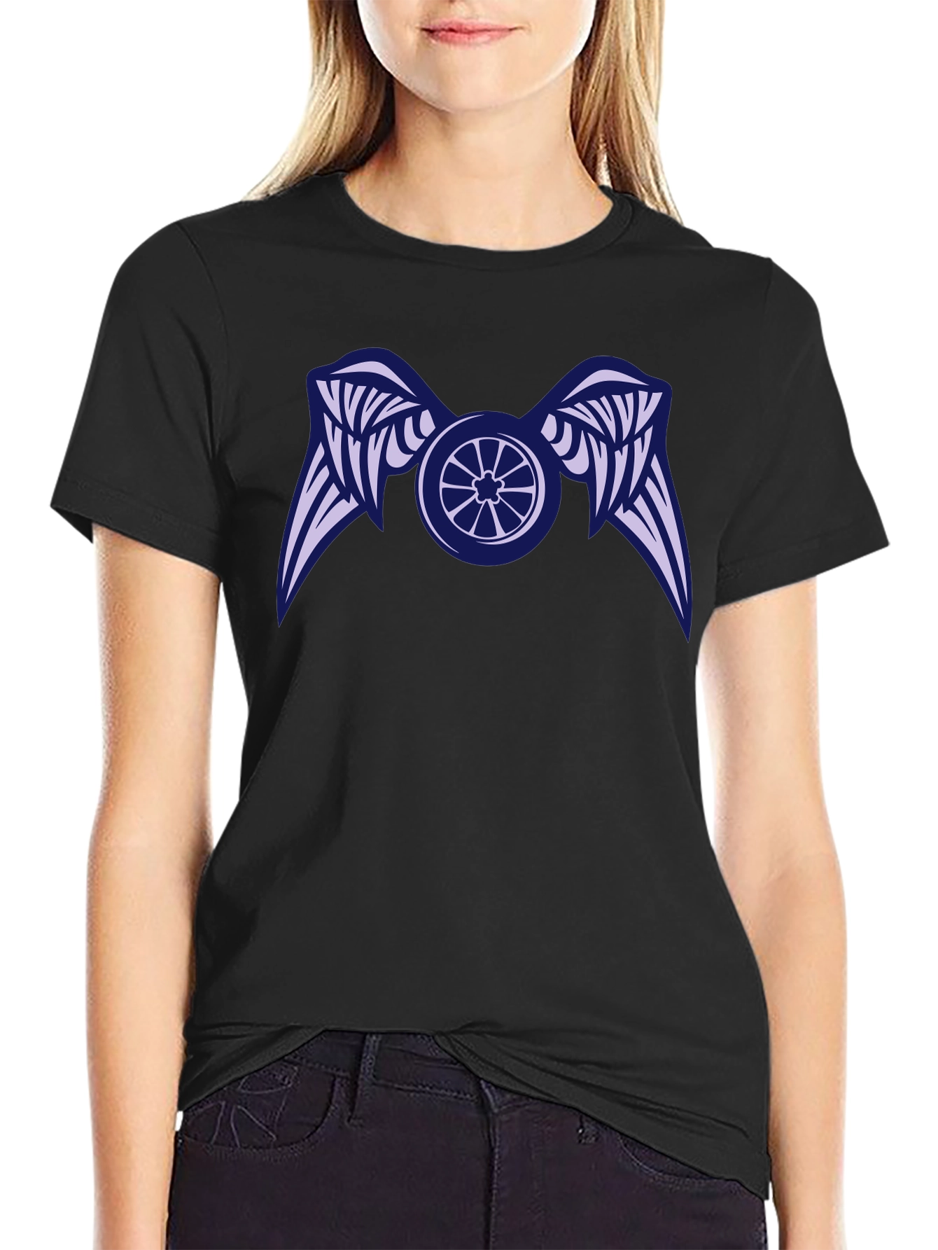 Camiseta Negra con Diseño de Rueda Alada