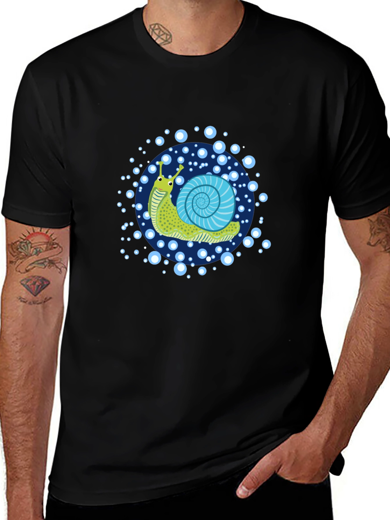 Camiseta Negra con Diseño de Caracol Animado