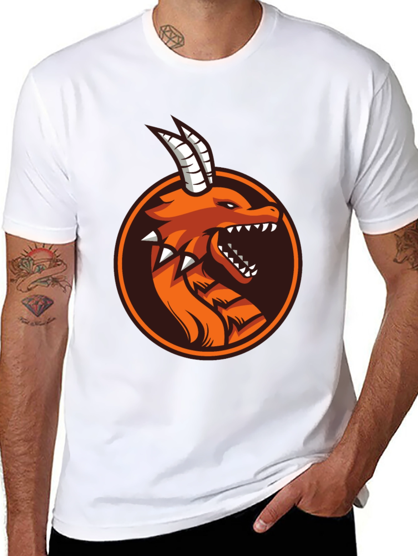 Camiseta Negra con Diseño de Dragón Naranja