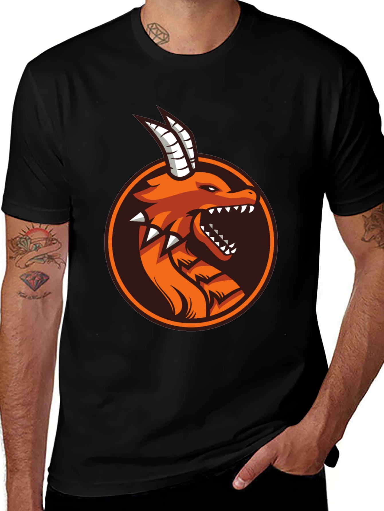 Camiseta Negra con Diseño de Dragón Naranja