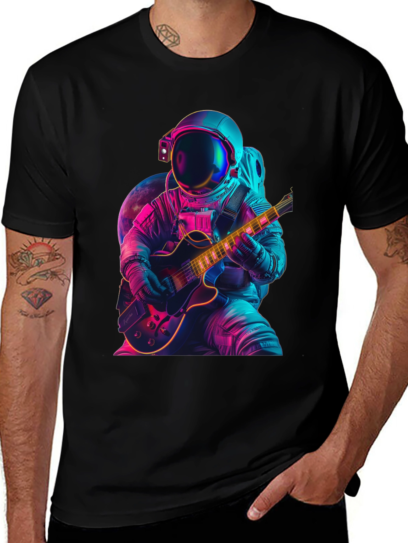 Camiseta Negra con Astronauta Guitarrista Neón