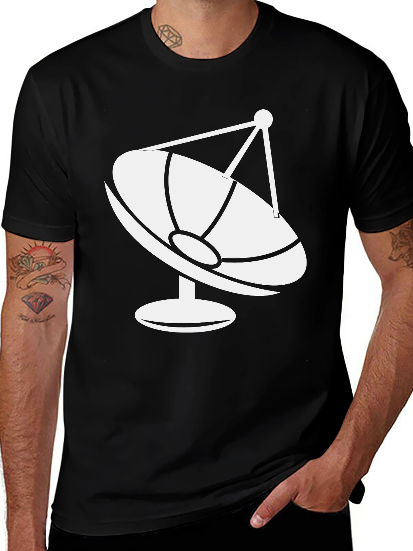 Camiseta Negra con Diseño de Antena Parabólica