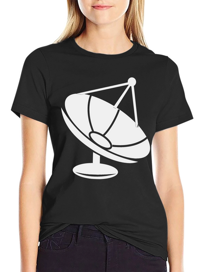 Camiseta Negra con Diseño de Antena Parabólica