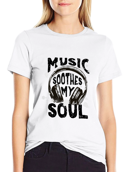 Camiseta Negra con Diseño de Auriculares y Música